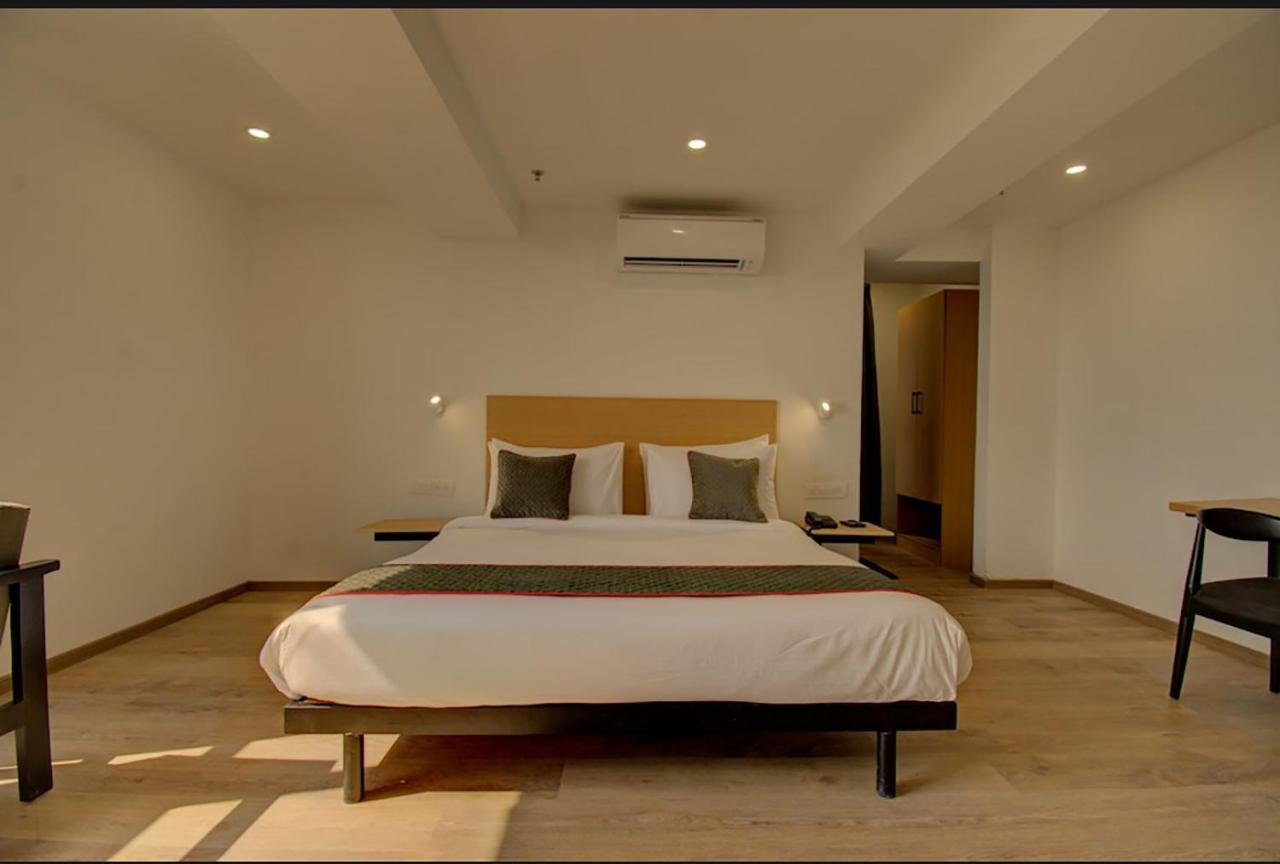 Shagun Hotel Вадодара Екстер'єр фото