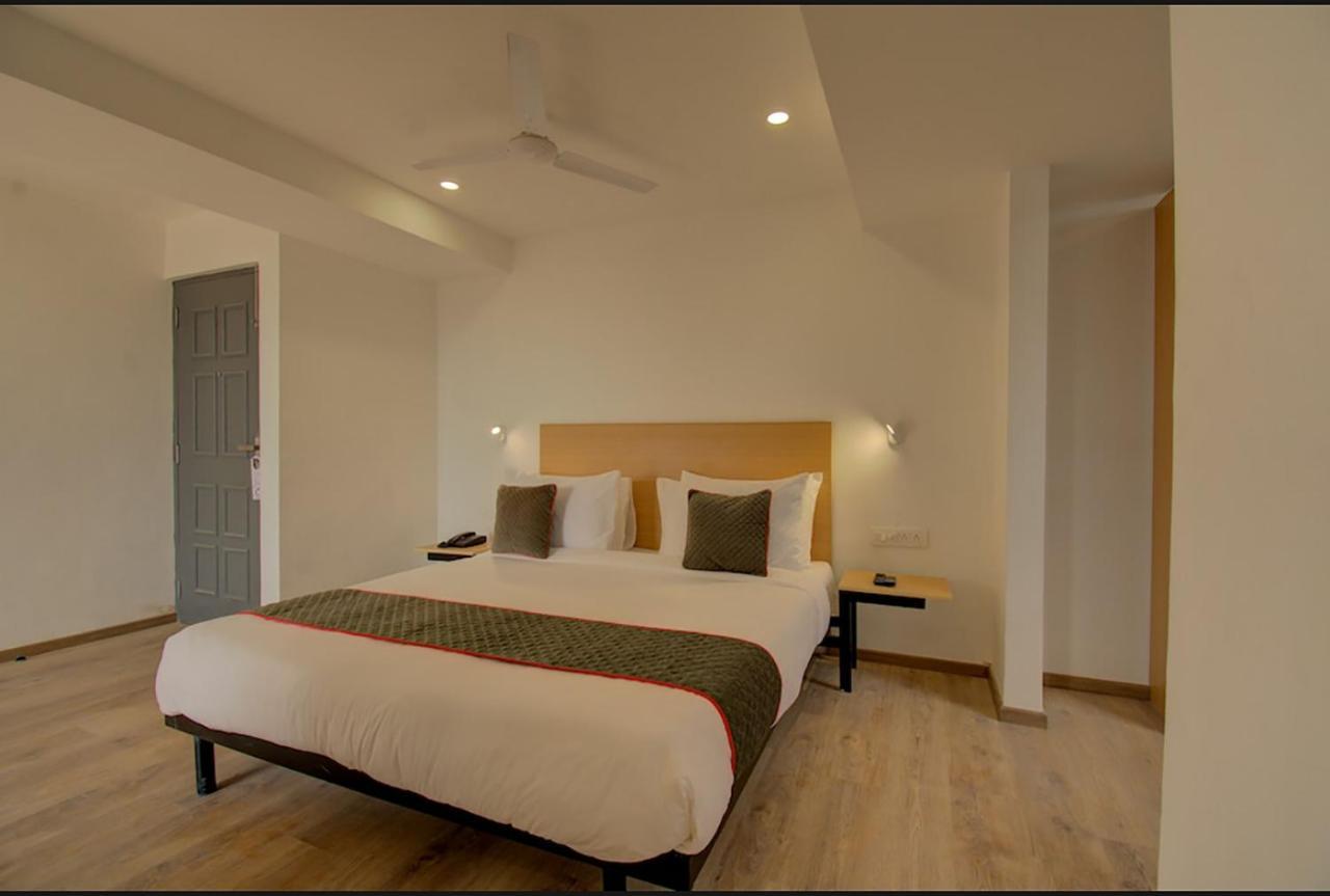 Shagun Hotel Вадодара Екстер'єр фото